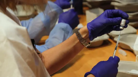 Una sanitaria prepara una dosis de la vacuna contra el coronavirus Una sanitaria prepara una dosis de la vacuna contra el coronavirus