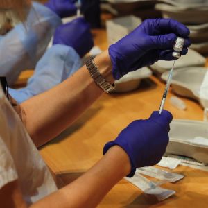 Una sanitaria prepara una dosis de la vacuna contra el coronavirus Una sanitaria prepara una dosis de la vacuna contra el coronavirus