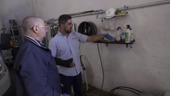 El jefe infiltrado de 'Telefurgo' comprueba de primera mano la falta de medidas de seguridad en el departamento de limpieza El jefe infiltrado de 'Telefurgo' comprueba de primera mano la falta de medidas de seguridad en el departamento de limpieza