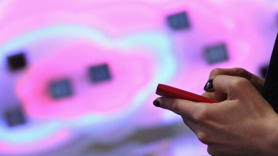 Una persona usa su tel&eacute;fono m&oacute;vil.