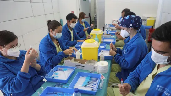 Sanitarios preparan las dosis de la vacuna de Pfizer para ser inoculadas. Sanitarios preparan las dosis de la vacuna de Pfizer para ser inoculadas.