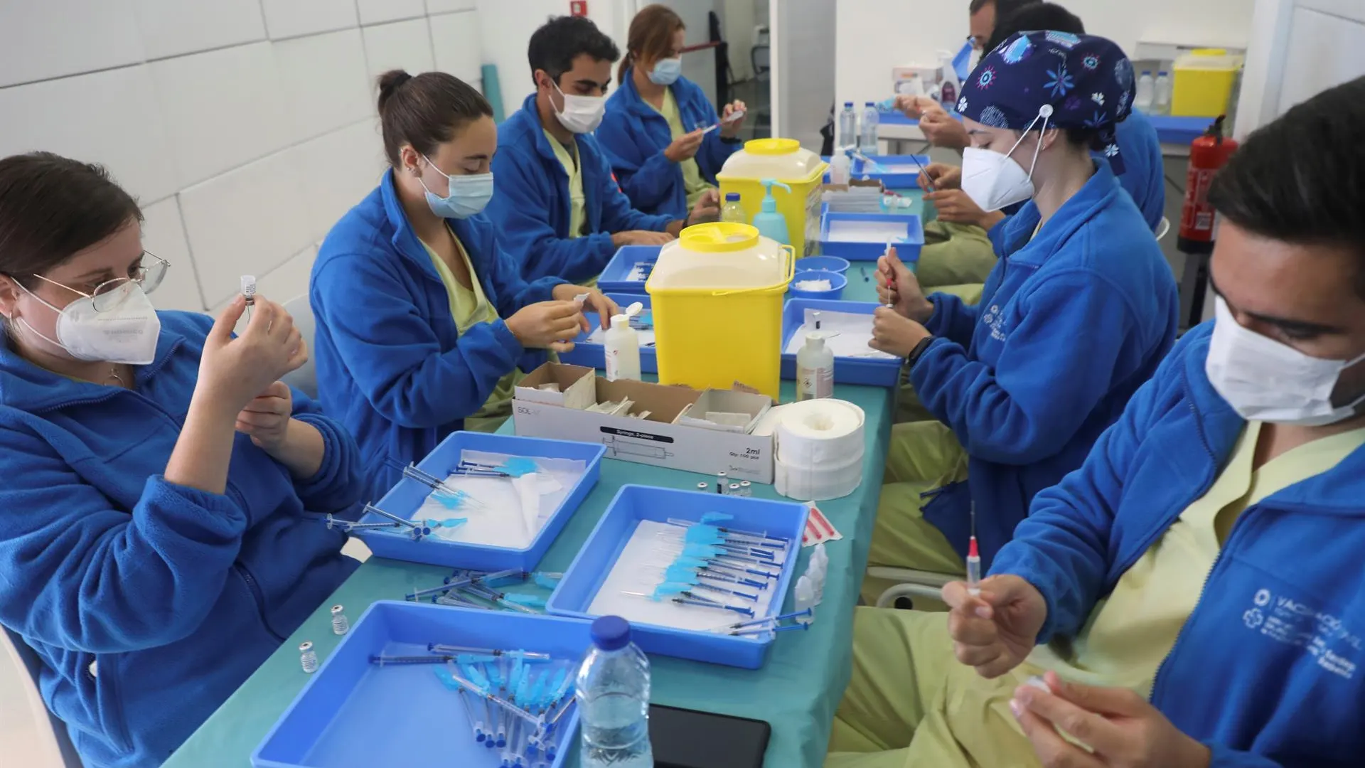 Sanitarios preparan las dosis de la vacuna de Pfizer para ser inoculadas.