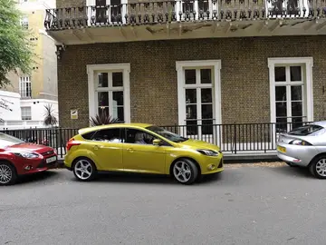 Coches aparcados Multa por aparcar en sentido contrario