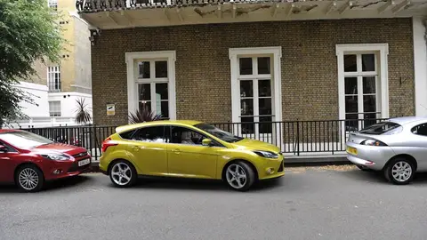 Coches aparcados Multa por aparcar en sentido contrario