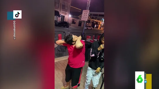 La impactante flexibilidad de un joven que consigue ponerse el cuello del revés La impactante flexibilidad de un joven que consigue ponerse el cuello del revés