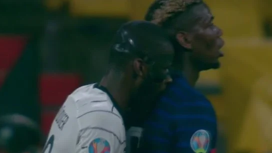 Rudiger muerde a Pogba en la espalda Rudiger muerde a Pogba en la espalda