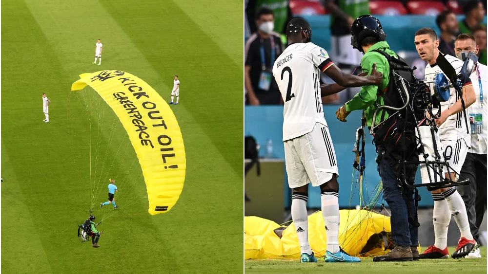  Paracaidista de 'Greenpeace' aterriza en el campo del Allianz Arena