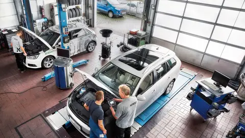 Revisar el coche en un taller Revisar el coche en un taller antes de vacaciones