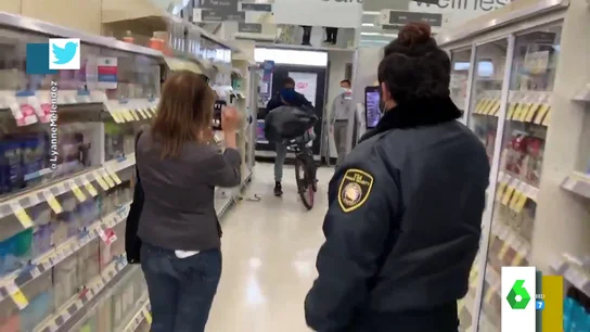 El robo más surrealista: un guardia de seguridad graba a un ladrón mientras lo deja escapar El robo más surrealista: un guardia de seguridad graba a un ladrón mientras lo deja escapar