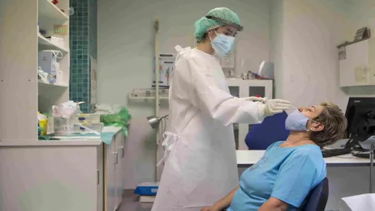 Un paciente haciéndose una prueba PCR Un paciente haciéndose una prueba PCR