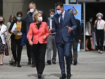 El presidente del Gobierno, Pedro Sánchez, y la presidenta de la Comisión Europea, Ursula von der Leyen.