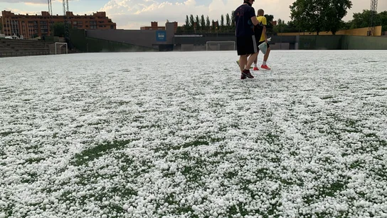 Imagen de un campo de fútbol, en Aluche, lleno de granizo Imagen de un campo de fútbol, en Aluche, lleno de granizo