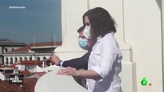 Vídeo manipulado | La sorpresa de Ayuso y Almeida al descubrir una pareja practicando sexo en la ventana de enfrente Vídeo manipulado | La sorpresa de Ayuso y Almeida al descubrir una pareja practicando sexo en la ventana de enfrente