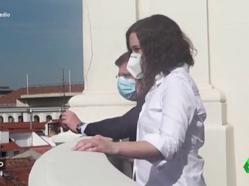 Vídeo manipulado | La sorpresa de Ayuso y Almeida al descubrir una pareja practicando sexo en la ventana de enfrente Vídeo manipulado | La sorpresa de Ayuso y Almeida al descubrir una pareja practicando sexo en la ventana de enfrente