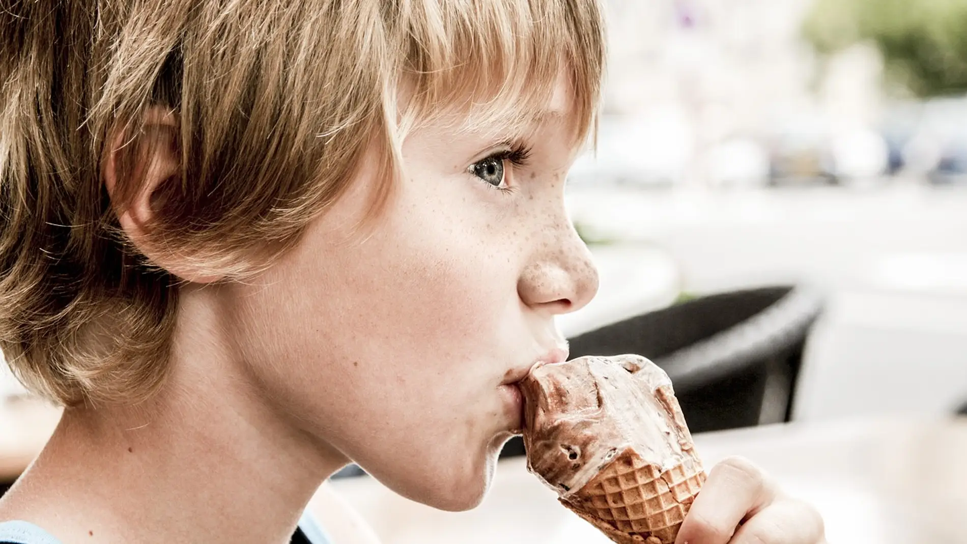 niños comiendo un helado de chocolate