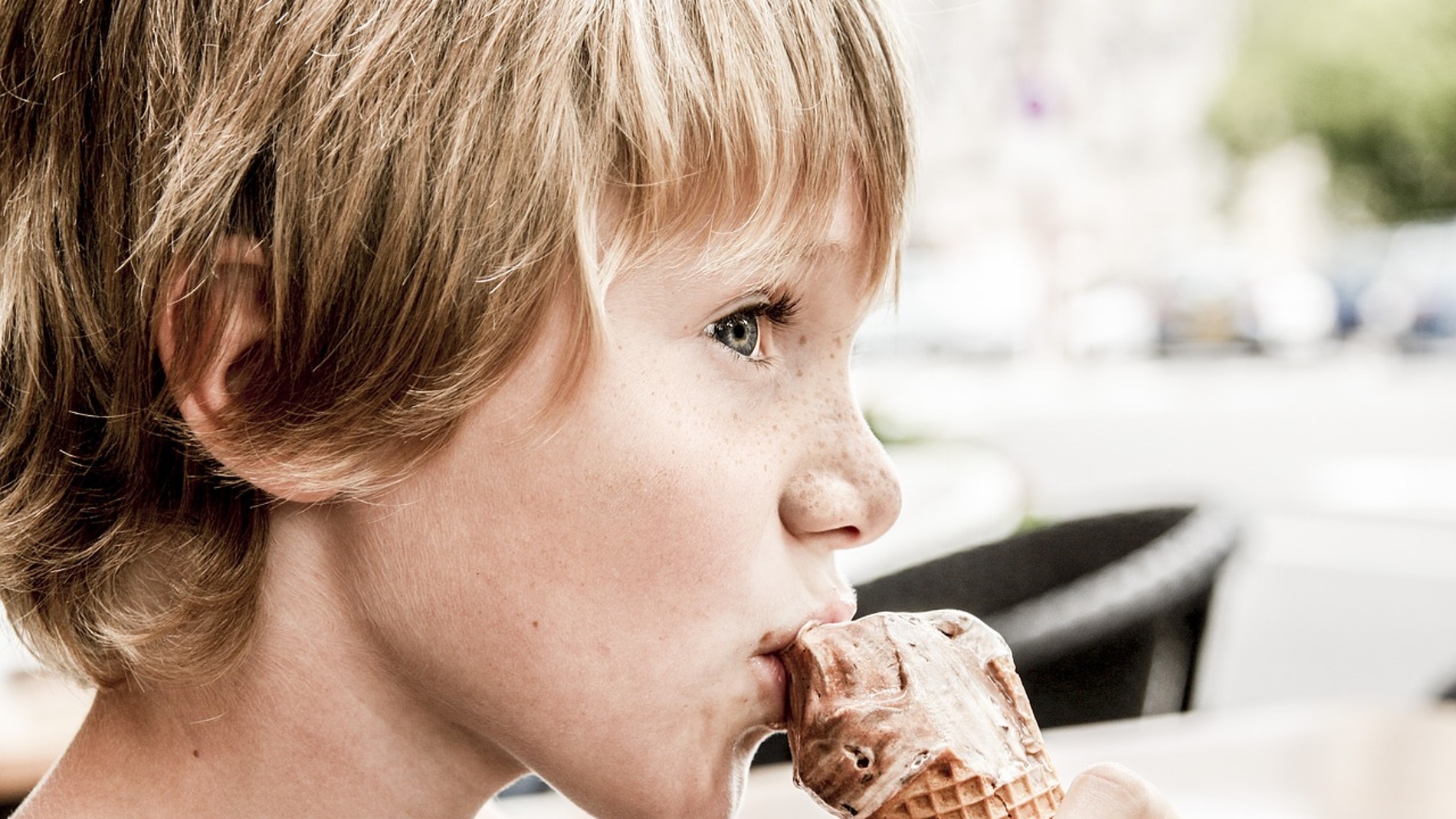 niños comiendo un helado de chocolate