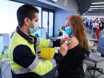 Un sanitario vacuna a una mujer en el Wanda Metropolitano