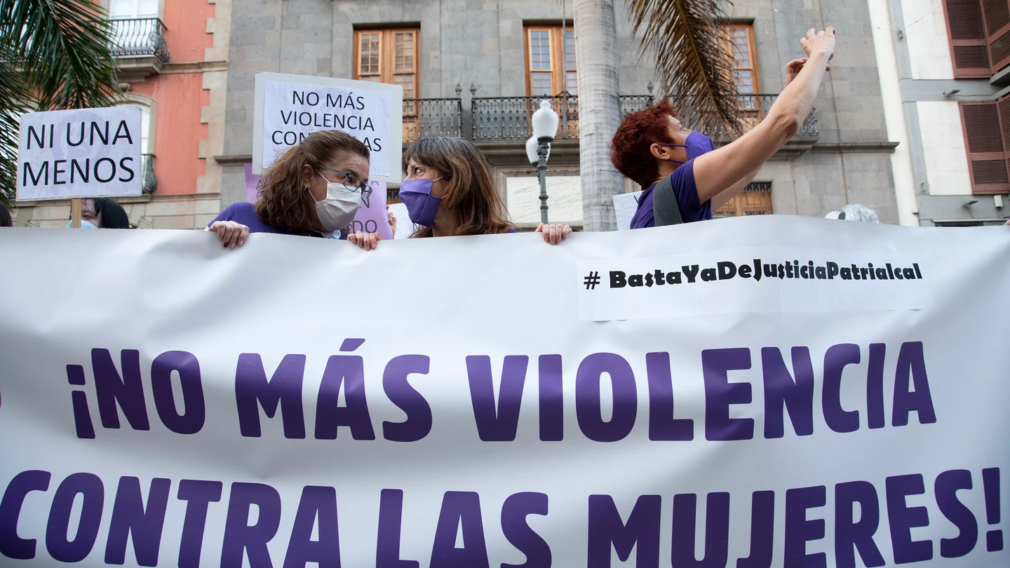 Concentración contra la violencia machista en Tenerife tras el hallazgo del cuerpo de Olivia Concentración contra la violencia machista en Tenerife tras el hallazgo del cuerpo de Olivia