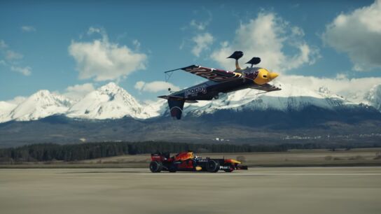 Red Bull RB7 vs un avi&oacute;n de competici&oacute;n invertido Extra 300 SR