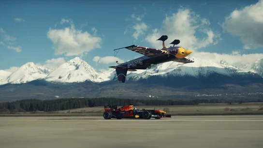 Red Bull RB7 vs un avión de competición invertido Extra 300 SR Red Bull RB7 vs un avión de competición invertido Extra 300 SR