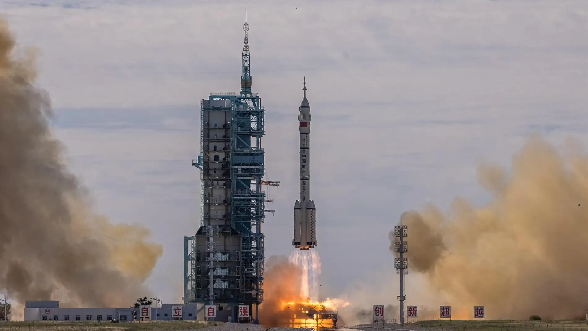 China envia tres astronautas a su nueva estacion espacial