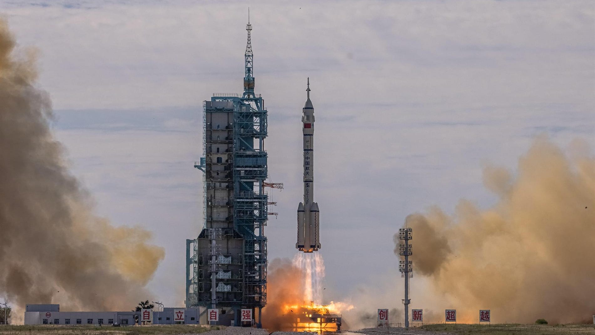 China envia tres astronautas a su nueva estacion espacial