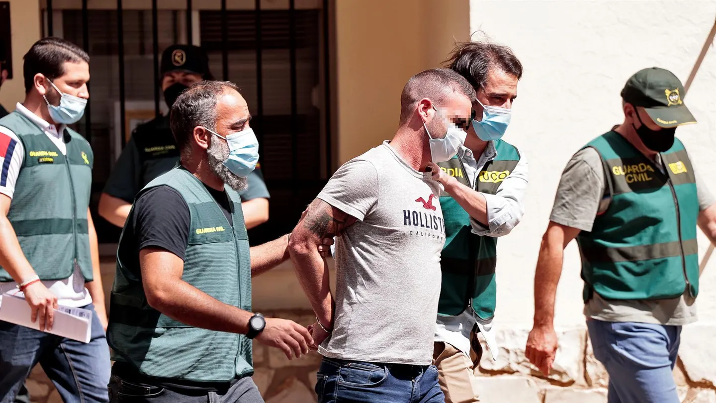La Guardia Civil traslada al detenido por la desaparición de Wafaa Sebbah La Guardia Civil traslada al detenido por la desaparición de Wafaa Sebbah