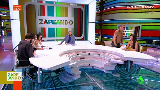 La surrealista pillada de Dani Mateo a Miki Nadal en pleno directo en plató: "Digo, voy al baño" La surrealista pillada de Dani Mateo a Miki Nadal en pleno directo en plató: "Digo, voy al baño"