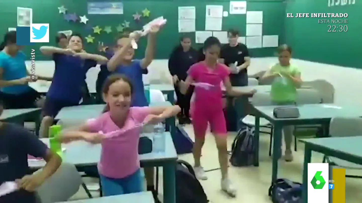 El estallido de felicidad de una clase de niños al saber que no tendrán que volver a llevar mascarilla El estallido de felicidad de una clase de niños al saber que no tendrán que volver a llevar mascarilla