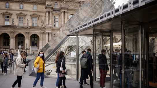 Visitantes con mascarilla esperaban su turno para entrar en el Museo del Louvre, en París, el pasado mes de mayo Visitantes con mascarilla esperaban su turno para entrar en el Museo del Louvre, en París, el pasado mes de mayo
