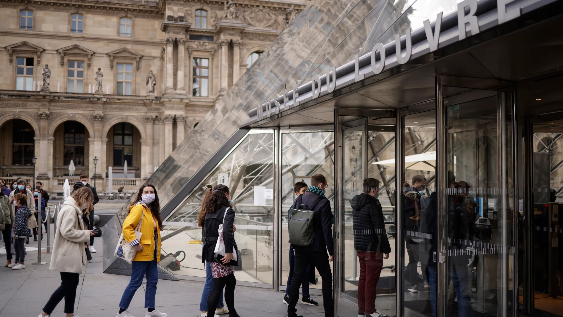 Visitantes con mascarilla esperaban su turno para entrar en el Museo del Louvre, en París, el pasado mes de mayo