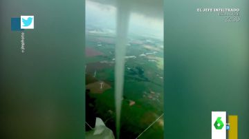 El temerario vídeo de un piloto acercando su avión a un tornado para tratar de tocarlo