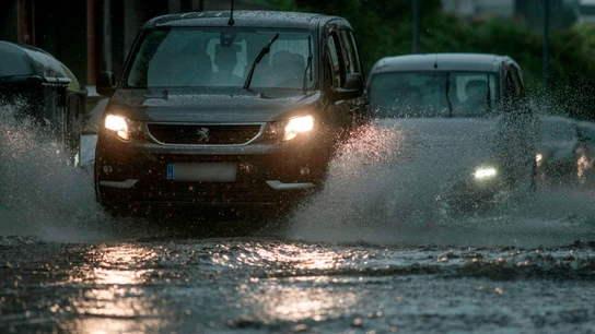 Vehículos circulan bajo una intensa lluvia en Orense. Vehículos circulan bajo una intensa lluvia en Orense.
