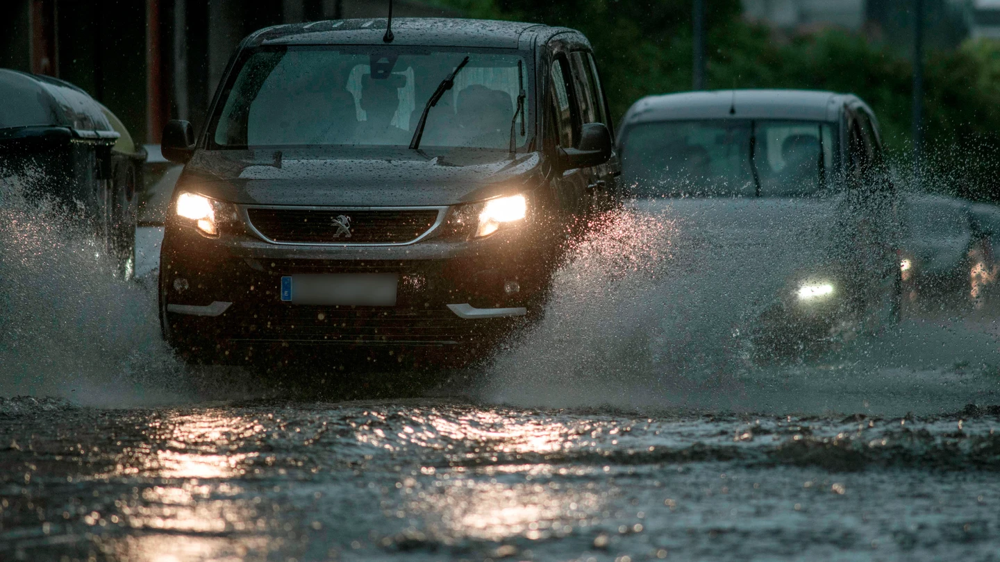 Vehículos circulan bajo una intensa lluvia en Orense. Vehículos circulan bajo una intensa lluvia en Orense.