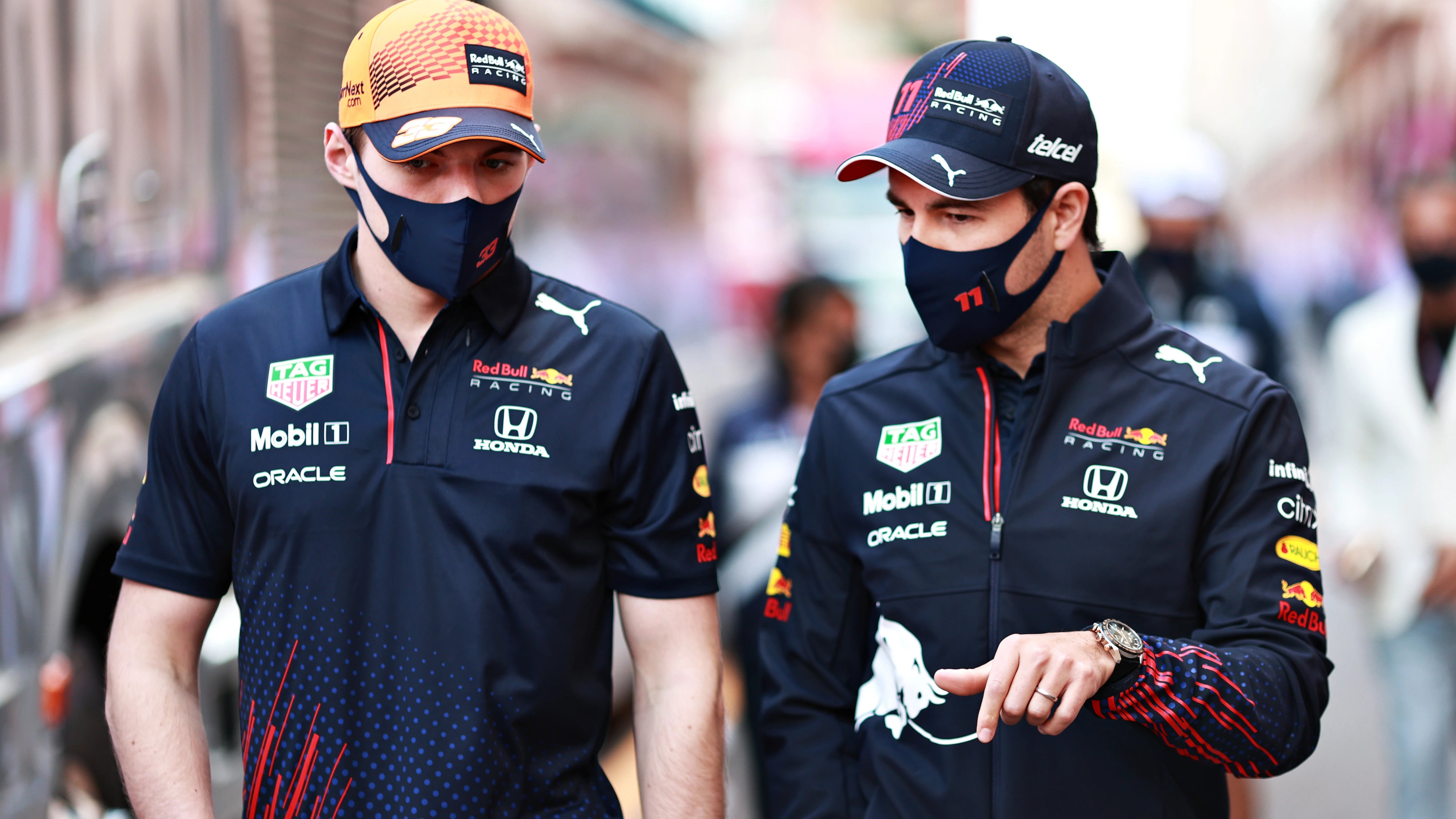  Max Verstappen y Checo Pérez , pilotos de Red Bull