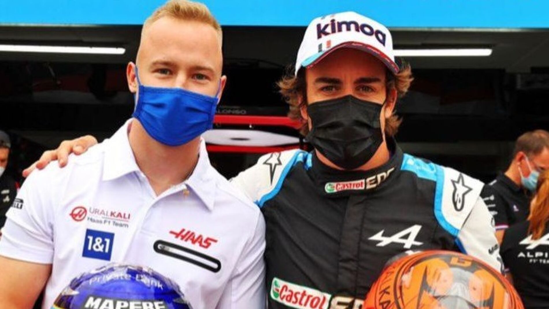La imagen del intercambio de cascos entre Fernando Alonso y Nikita Mazepin