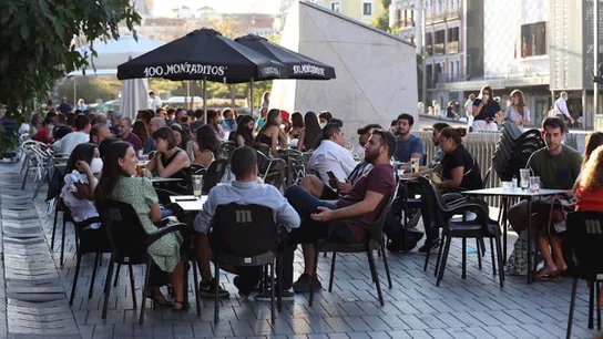 Una serie de terrazas consecutivas y atestadas en Madrid. Una serie de terrazas consecutivas y atestadas en Madrid.