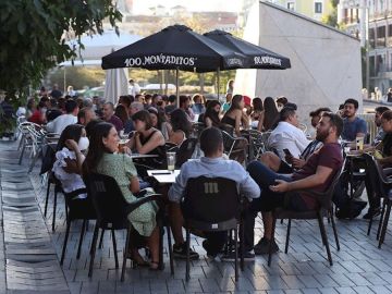 Una serie de terrazas consecutivas y atestadas en Madrid.