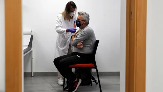 Un trabajador recibe la primera dosis de la vacuna en la sede de su empresa. Un trabajador recibe la primera dosis de la vacuna en la sede de su empresa.