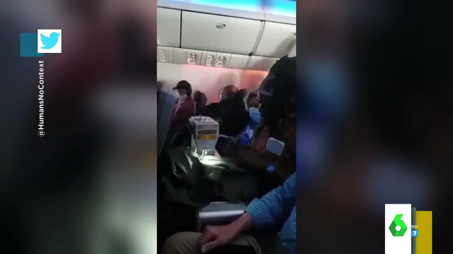 El surrealista momento en el que un hombre saca una máquina de coser en mitad de un vuelo El surrealista momento en el que un hombre saca una máquina de coser en mitad de un vuelo