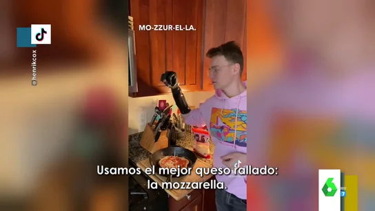 Joven con un brazo biónico Joven con un brazo biónico