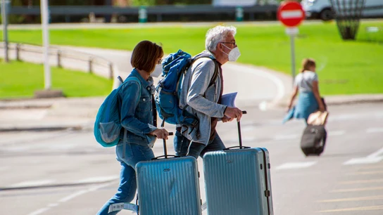 Turistas llegan al aeropuerto de Son San Joan de Palma, en Mallorca. Turistas llegan al aeropuerto de Son San Joan de Palma, en Mallorca.