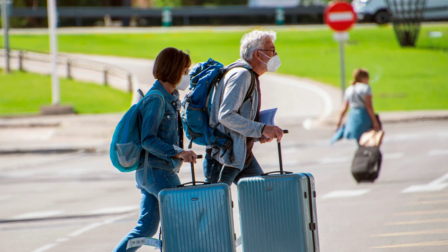 Turistas llegan al aeropuerto de Son San Joan de Palma, en Mallorca. Turistas llegan al aeropuerto de Son San Joan de Palma, en Mallorca.