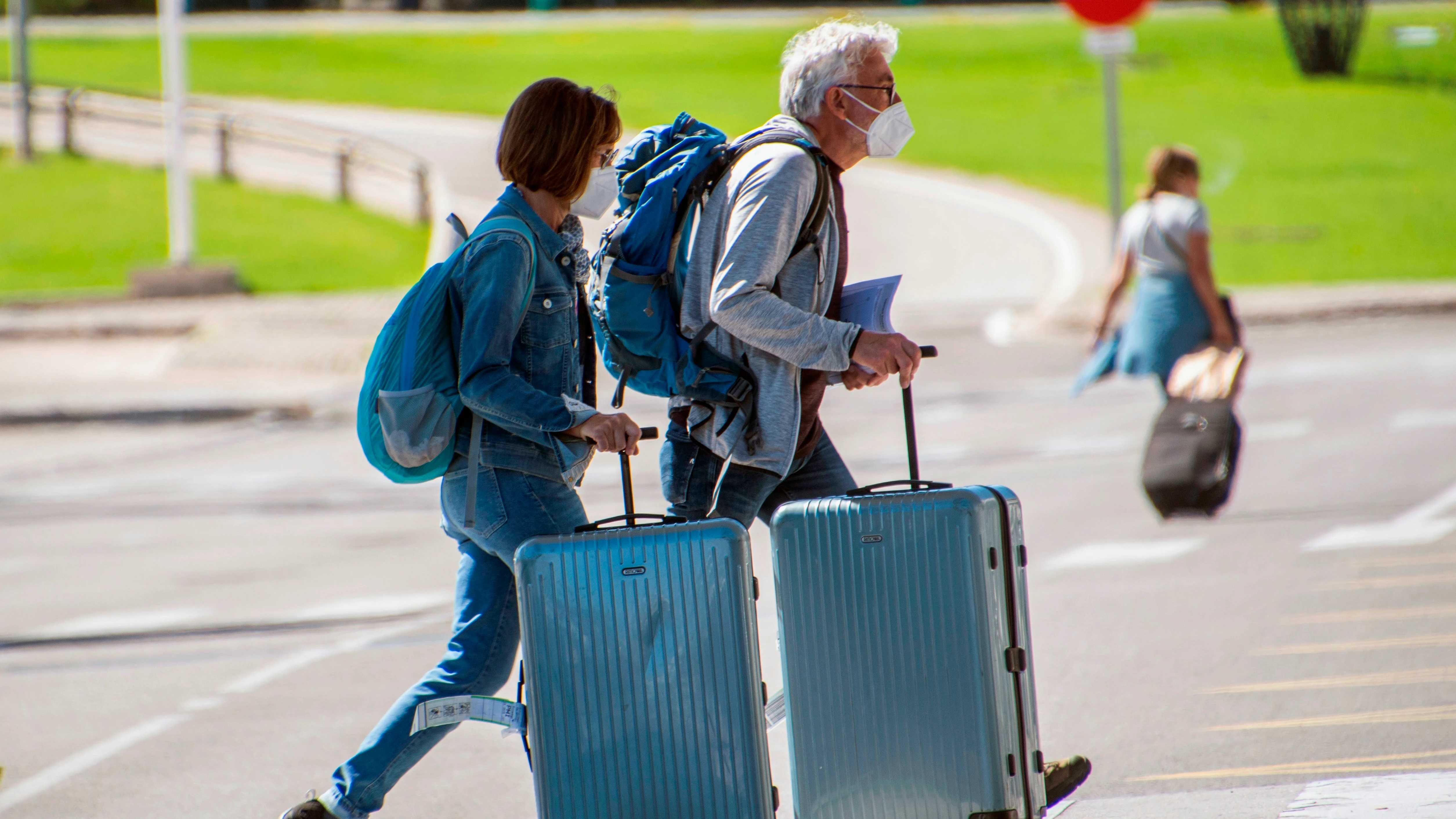 Turistas llegan al aeropuerto de Son San Joan de Palma, en Mallorca.