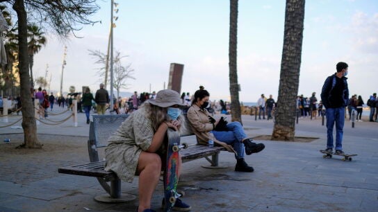 Un grupo de personas en la playa de la Barceloneta