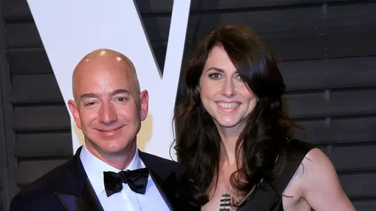 MacKenzie Scott junto a su exmarido, Jeff Bezos, en una imagen de archivo MacKenzie Scott junto a su exmarido, Jeff Bezos, en una imagen de archivo