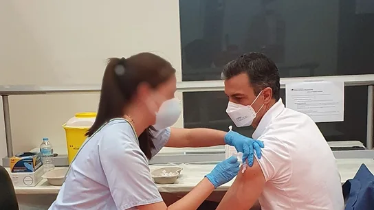 Pedro Sánchez recibe el primer 'pinchazo' de la vacuna contra el coronavirus Pedro Sánchez recibe el primer 'pinchazo' de la vacuna contra el coronavirus