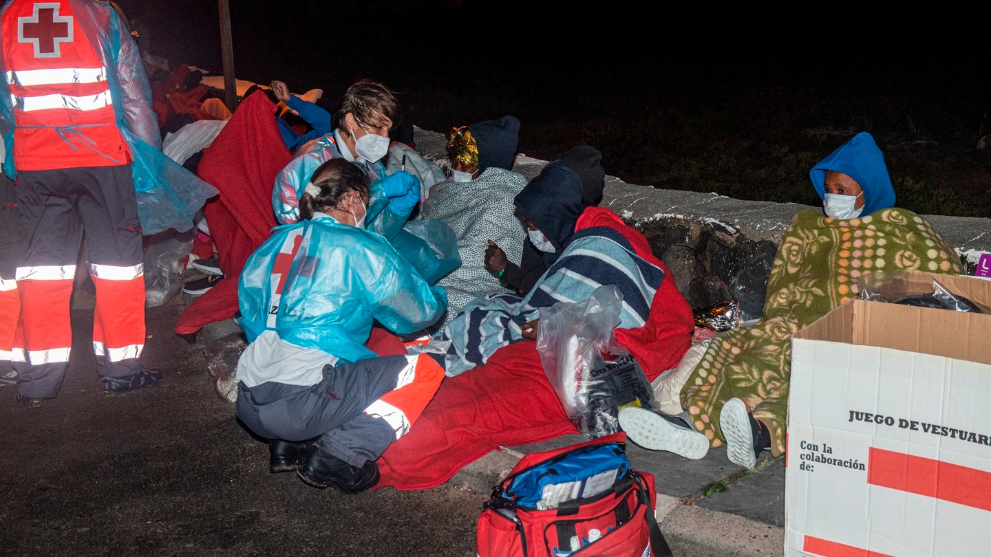 Tres muertos y al menos cuatro desaparecidos en el naufragio de una lancha en Lanzarote Tres muertos y al menos cuatro desaparecidos en el naufragio de una lancha en Lanzarote
