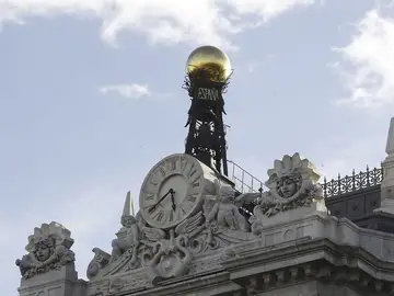 Reloj en la fachada de la sede del Banco de España