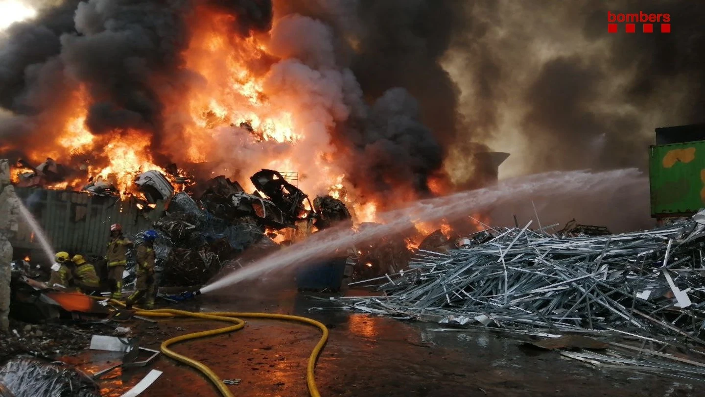 Imagen del incendio en un depósito de chatarra en Barcelona. Imagen del incendio en un depósito de chatarra en Barcelona.